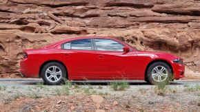 Silhouette des Dodge Charger vor Felswand in Utah