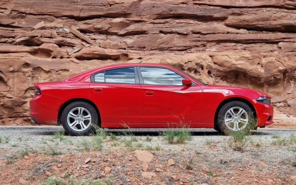 Silhouette des Dodge Charger vor Felswand in Utah