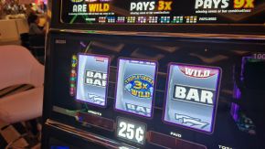 Slot Machine im Resorts World Casino in Vegas_21by10