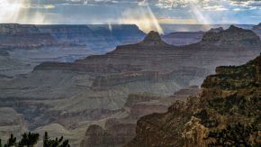 Sonnenstrahlen über dem Grand Canyon vom North Rim aus gesehen, Arizona