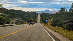 Auf der State Route NM-552 Richtung Süden in Taos County
