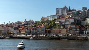 Blick auf die Altstadt von Porto und den Douro von Gaia aus gesehen
