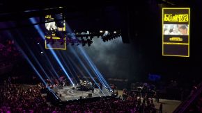 Bühne beim blink-182 Konzert im Ziggo Dome, Amsterdam, 2023