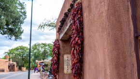 Chillis als Türdekoration in Santa Fe, New Mexico