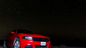 Dodge Charger in der Wüste von New Mexico bei Sternenhimmel