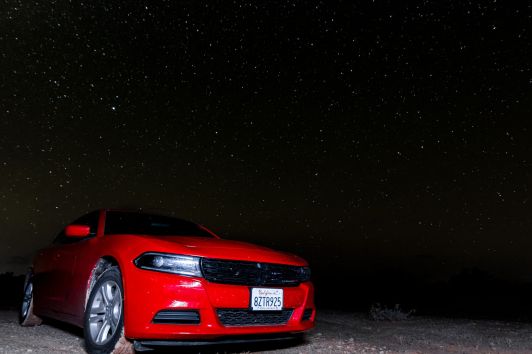 Dodge Charger in der Wüste von New Mexico bei Sternenhimmel