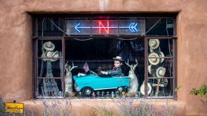 El Camino Puppe in Schaufenster in der Canyon Road, Santa Fe, New Mexico