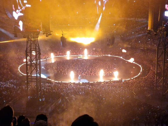 Feuerbälle auf der Metallica Bühne in Hamburg 2023