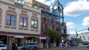 Gebäude mit Uhrturm und spannender Architektur, Main Street, Durango