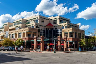 Gebäude mit spannender Architektur an der Main Street in Durango