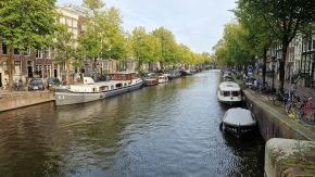 Gracht und Boote in Amsterdam
