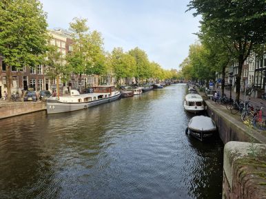 Gracht und Boote in Amsterdam