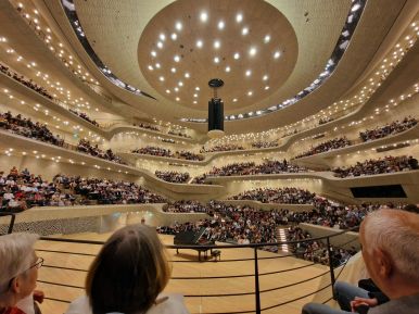 Großer Saal in der Elbphilharmonie, Hamburg mit Publikum