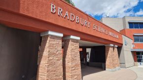 Haupteingang des Bradbury Science Museum, Los Alamos, New Mexico