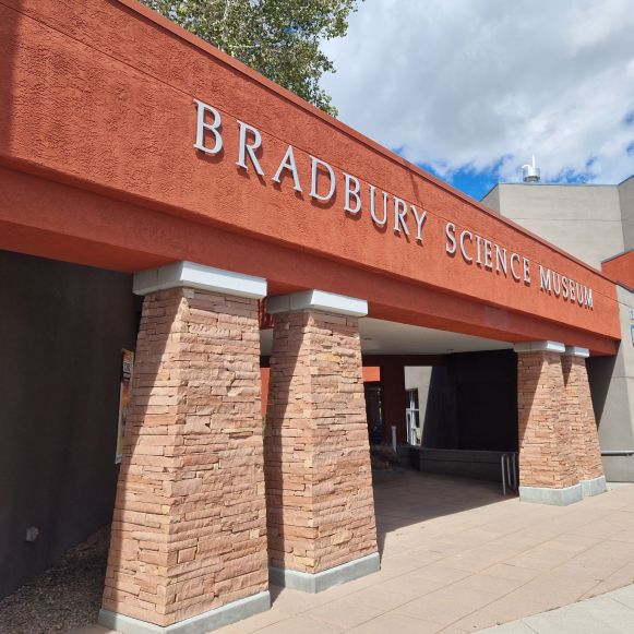 Haupteingang des Bradbury Science Museum, Los Alamos, New Mexico