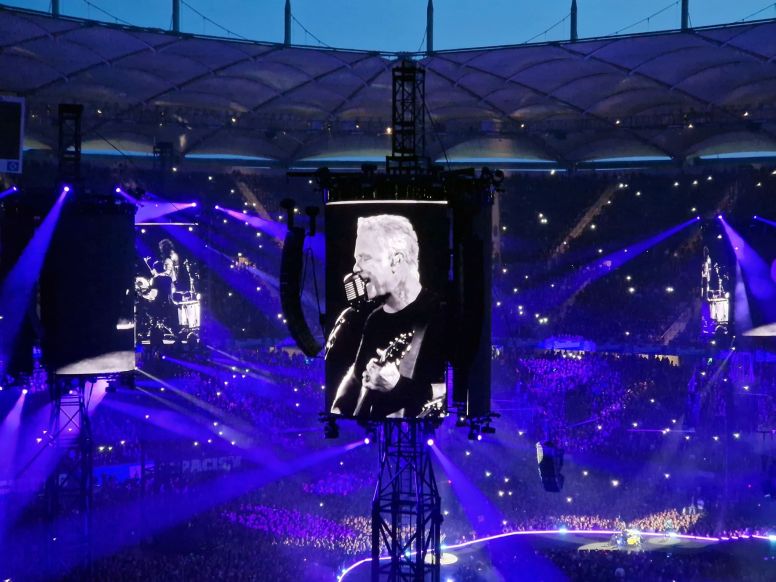James Hetfield auf Leinwand beim Metallica-Konzert in Hamburg 2023