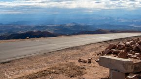 PPIHC Ziellinie mit genialer Aussicht dahinter, Pikes Peak, Colorado