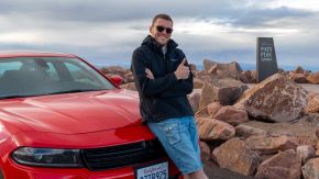 Robert mit Dodge Charger am Pikes Peak Summit, Colorado