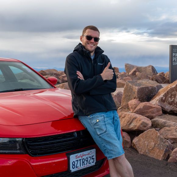 Robert mit Dodge Charger am Pikes Peak Summit, Colorado