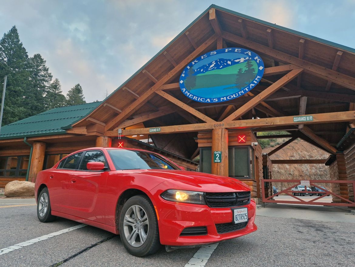 Roter Dodge Charger vor dem Tour von Pikes Peak, Colorado