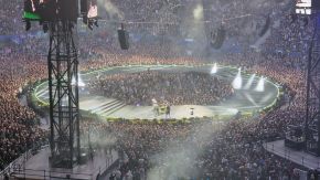Runde Bühne beim Metallica-Konzert in Hamburg 2023 mit Lars Ulrich an den Drums