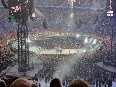 Runde Bühne beim Metallica-Konzert in Hamburg 2023 mit Lars Ulrich an den Drums