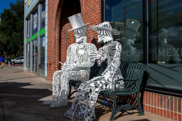 Skelettfiguren als Kunstwerk auf einer Bank, Main Street, Durango