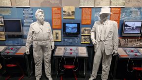 Statuen von General Leslie Groves und Dr. Robert Oppenheimer in Los Alamos, New Mexico