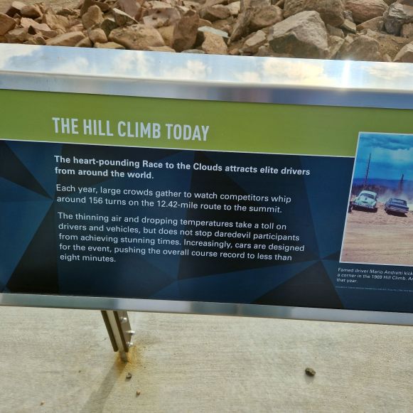The Hill Climb Today, Schild auf dem Pikes Peak, Colorado