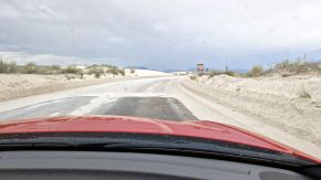 Übergang von Asphalt zu Sandpiste, White Sands National Park, New Mexico