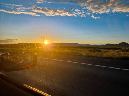 Untergehende Sonne im Südosten Arizonas auf der I-10