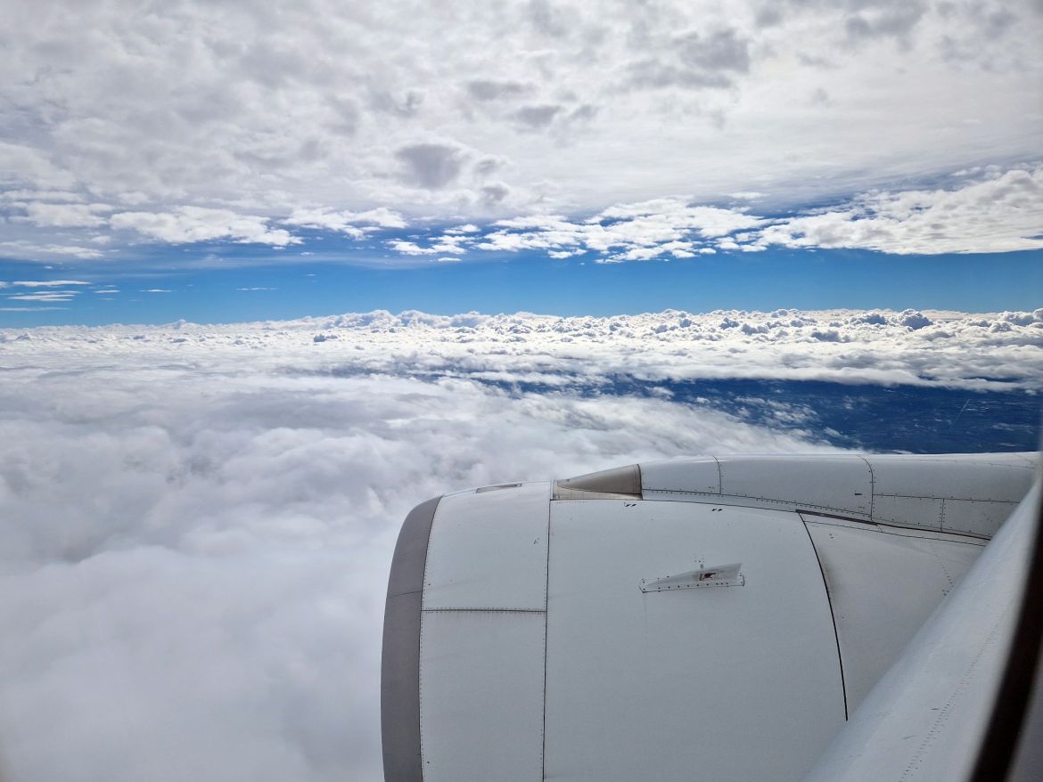 Zwischen Wolkenschichten im Lufthansa Airbus A350-900