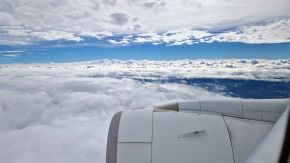 Zwischen Wolkenschichten im Lufthansa Airbus A350-900
