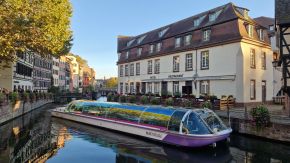 Ausflugsboot in Kanal in Straßburg, Frankreich