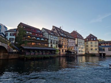 Fachwerkhäuser an Kanal in Straßburg