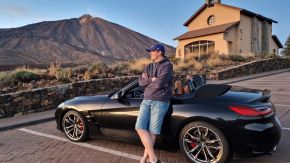 Robert grinst am BMW Z4 vor dem Teide