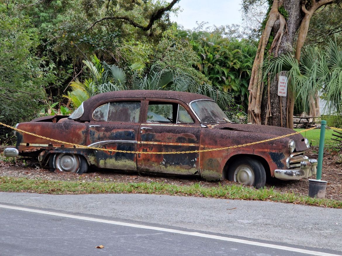 Altes, verrostetes Auto in den Everglades, Florida