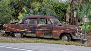 Altes, verrostetes Auto in den Everglades, Florida