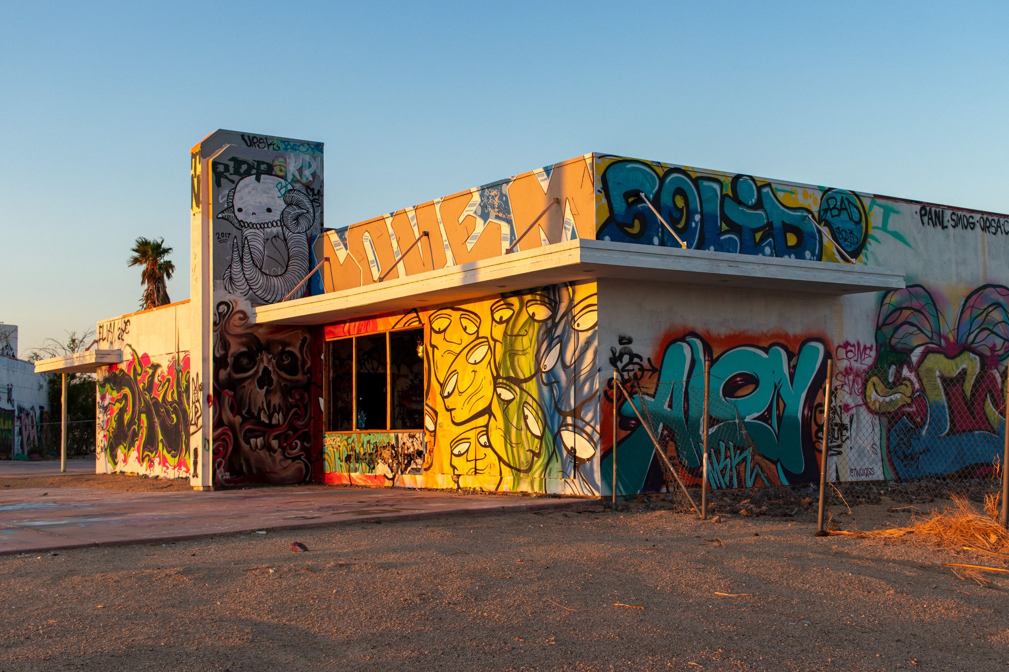 Gebäude mit bunten Graffitis im Lake Dolores Waterpark