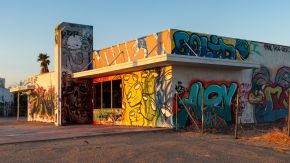 Gebäude mit bunten Graffitis im Lake Dolores Waterpark