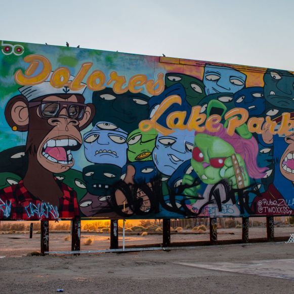 Graffito am Lake Dolores Waterpark auf Billboard Graffito am Lake Dolores Waterpark auf Billboard