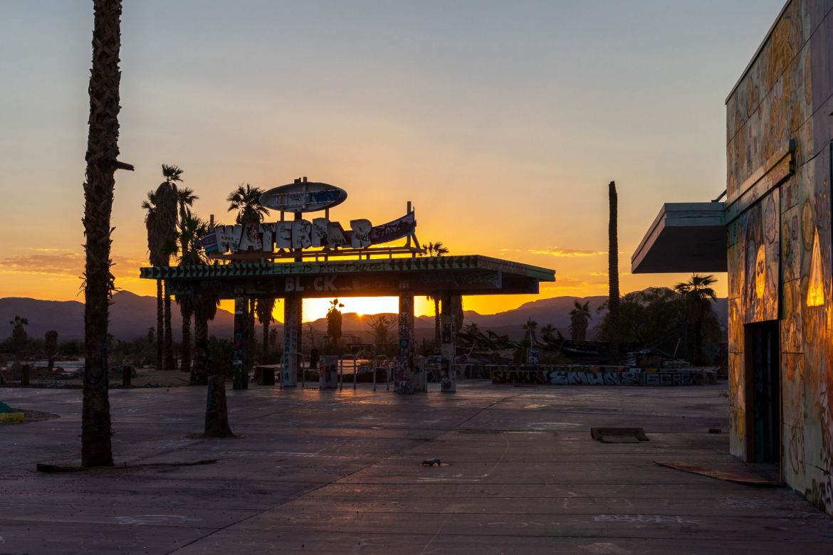 Haupteingang des Lake Dolores Waterpark im untergehenden Sonnenlicht