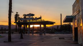 Haupteingang des Lake Dolores Waterpark im untergehenden Sonnenlicht