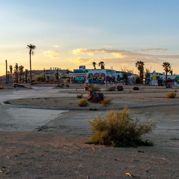 Lake Dolores Wasserpark mit Rutschenhügel im Hintergrund Lake Dolores Wasserpark mit Rutschenhügel im Hintergrund