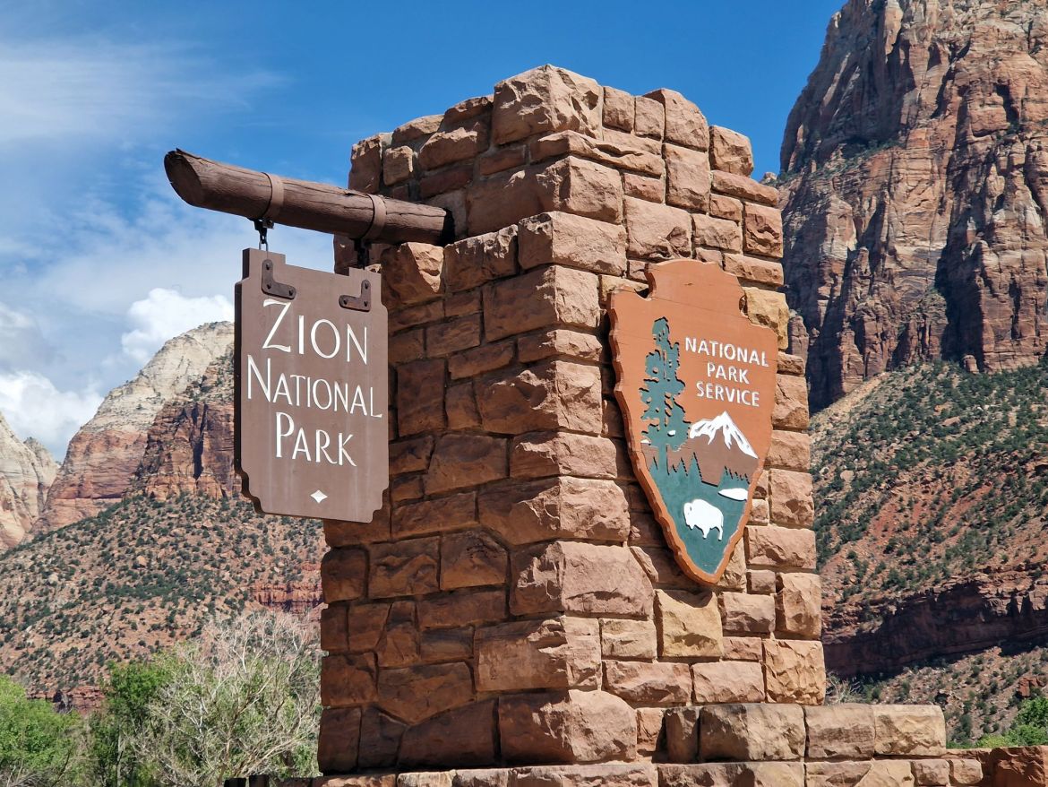 National Park Service Schild am Eingang des Zion National Park, Utah