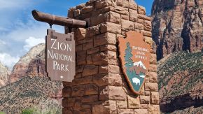 National Park Service Schild am Eingang des Zion National Park, Utah