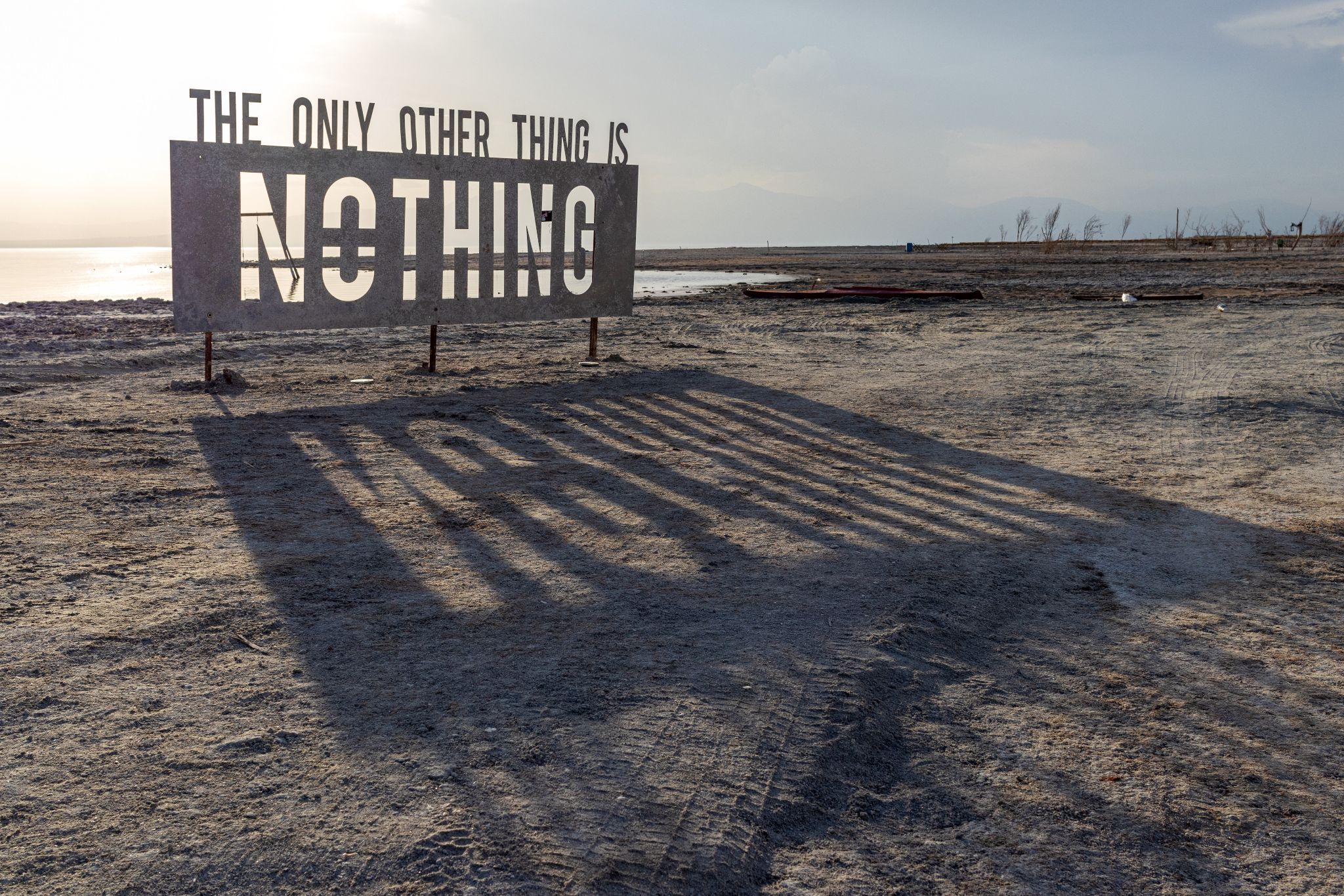 The only other thing is nothing - Kunstwerk am Strand von Bombay Beach, Salton Sea