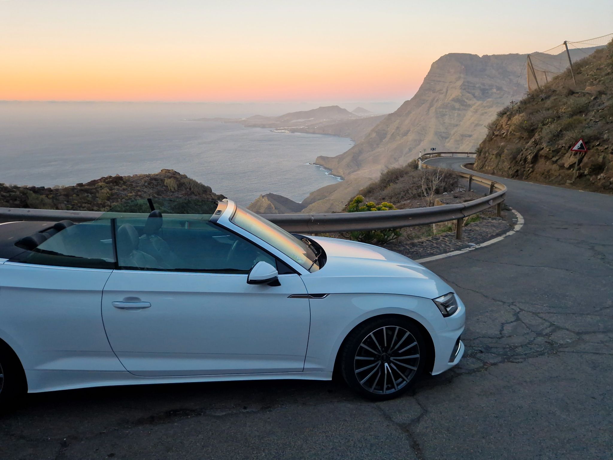 Audi A5 Cabrio bei Anden Verde an der GC-200, Gran Canaria