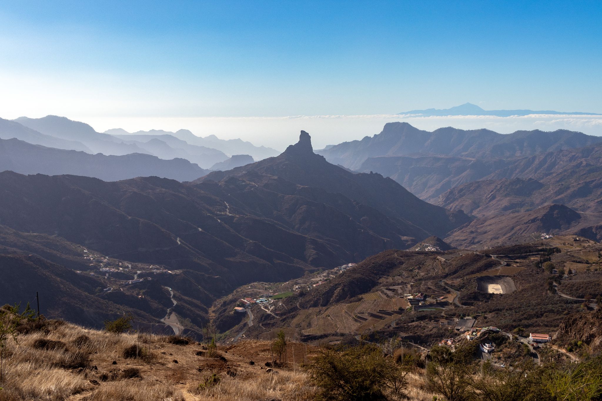 Ausblick nach Westen vom Mirador Degollada de Becerra, Gran Canaria mit Teide im Hintergrund