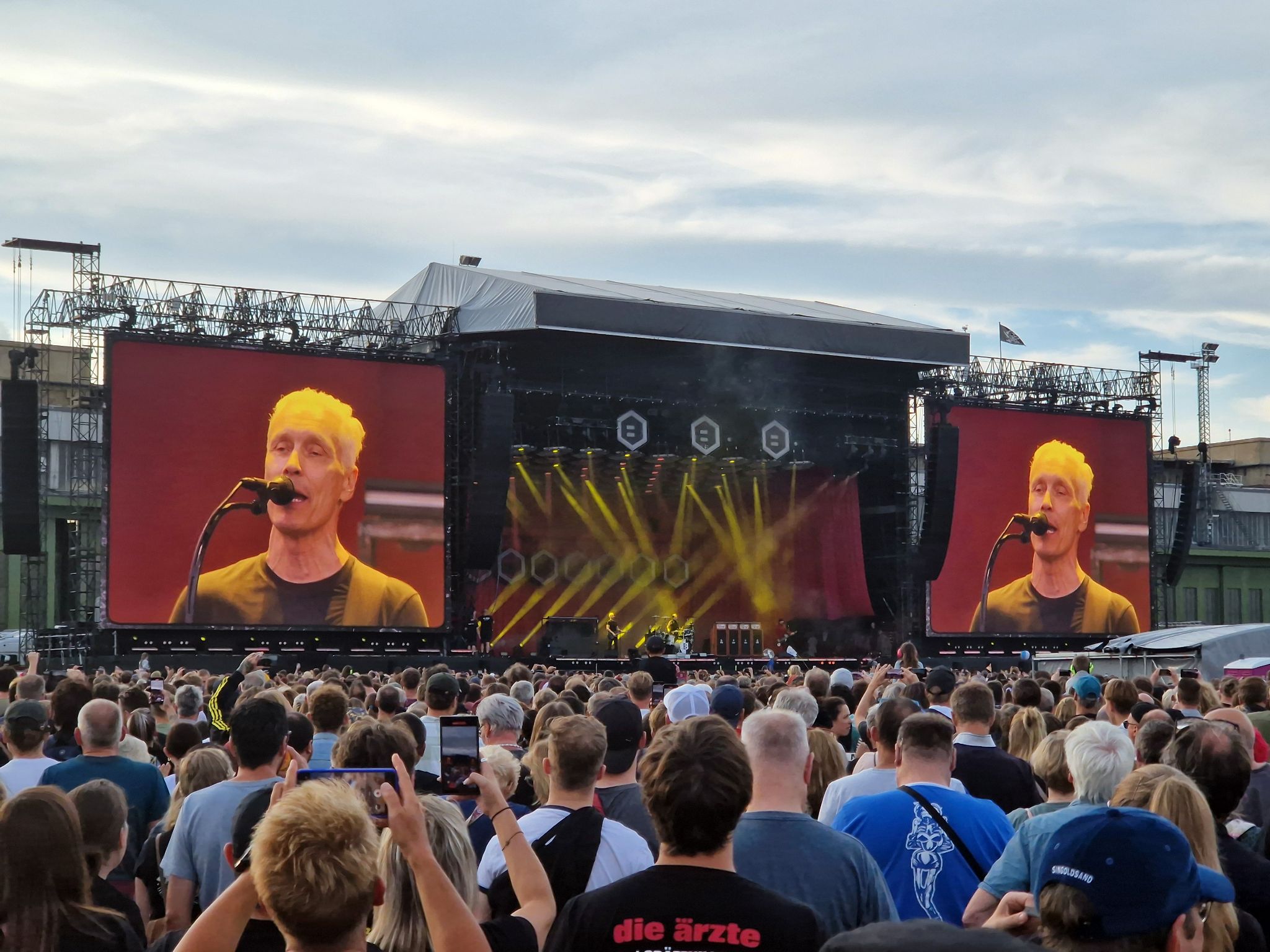 Farin Urlaub auf der Leinwand beim Ärzte-Konzert Tempelhofer Feld 2024